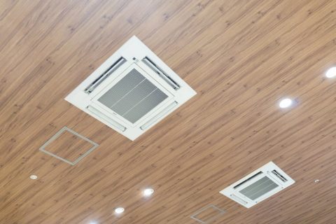 木目天井と2台のエアコン